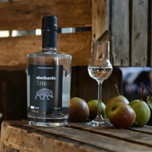 Obstbrand "Schweizer Wasserbirne” auf Holzkiste von eberhards finest - mit dem Eber des Schnaps. Der Obstbrand aus der Alb.